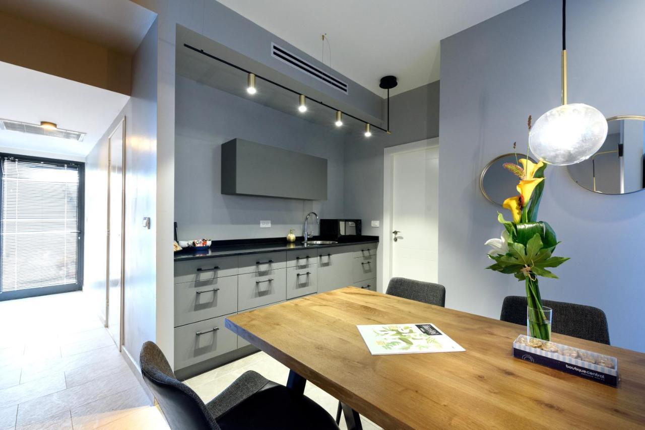 The Roof - By Sea Land Suites เทลอาวีฟ ภายนอก รูปภาพ